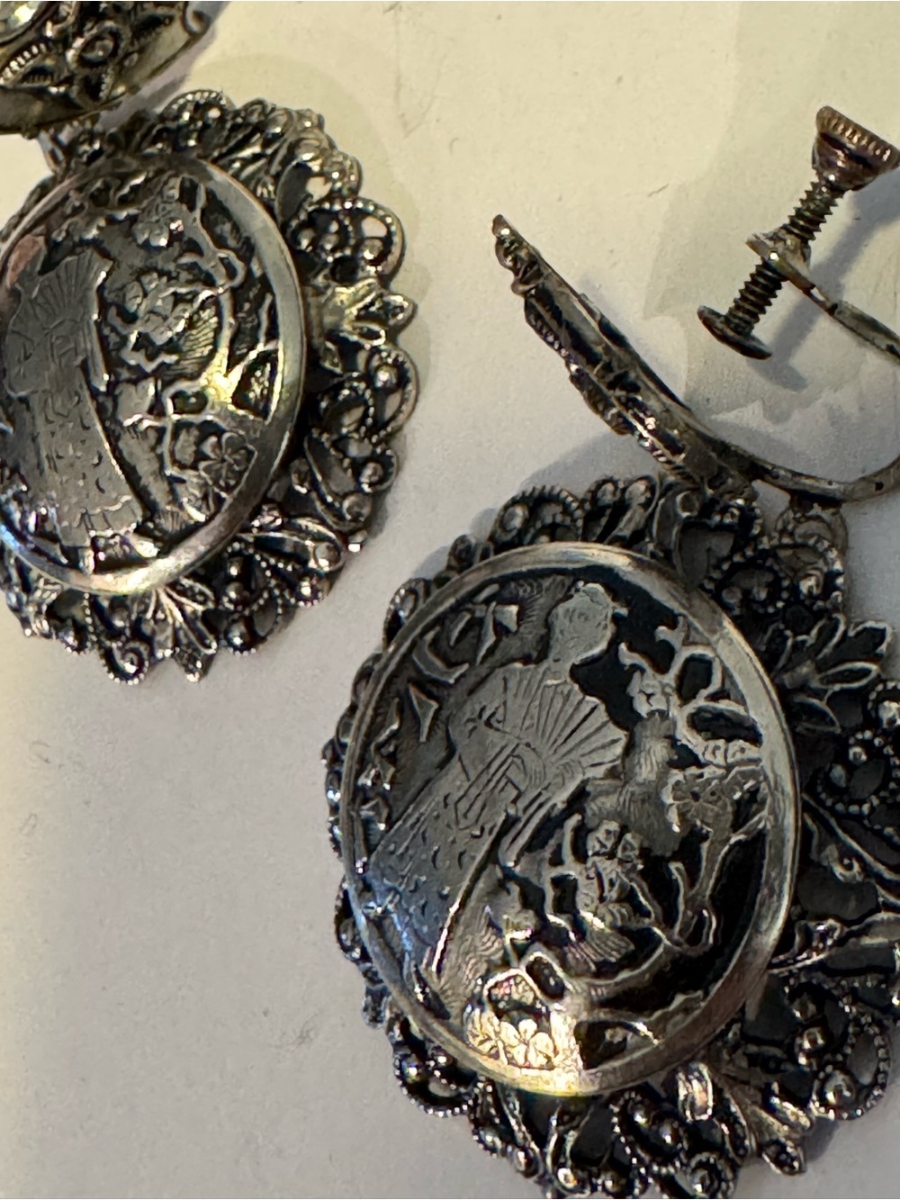 RareVntg 1970s Authentic Asian Motif Filigree Screw-Back Earrings